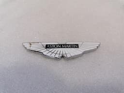 ASTON MARTIN ASTON MARTIN VANQUISH AM310 CD33-407A74-BB REAR LOGOS BADGE ASSEMBLY WINGS — thumbnail 2