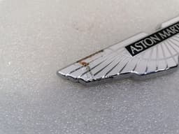 ASTON MARTIN ASTON MARTIN VANQUISH AM310 CD33-407A74-BB REAR LOGOS BADGE ASSEMBLY WINGS — thumbnail 8