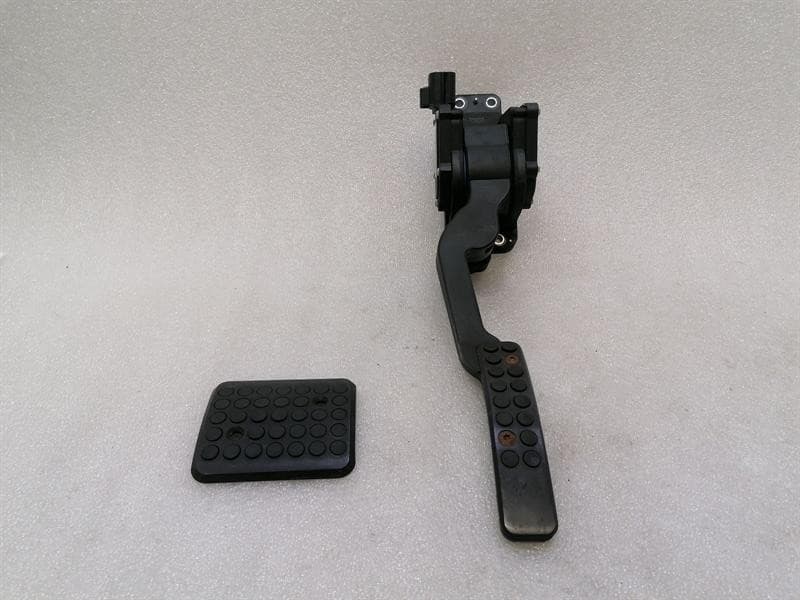 ASTON MARTIN ASTON MARTIN RAPIDE AMR THROTTLE PEDAL (ELECTRICAL) FD43-9F836-BA RIGHT HAND DRIVE RHD