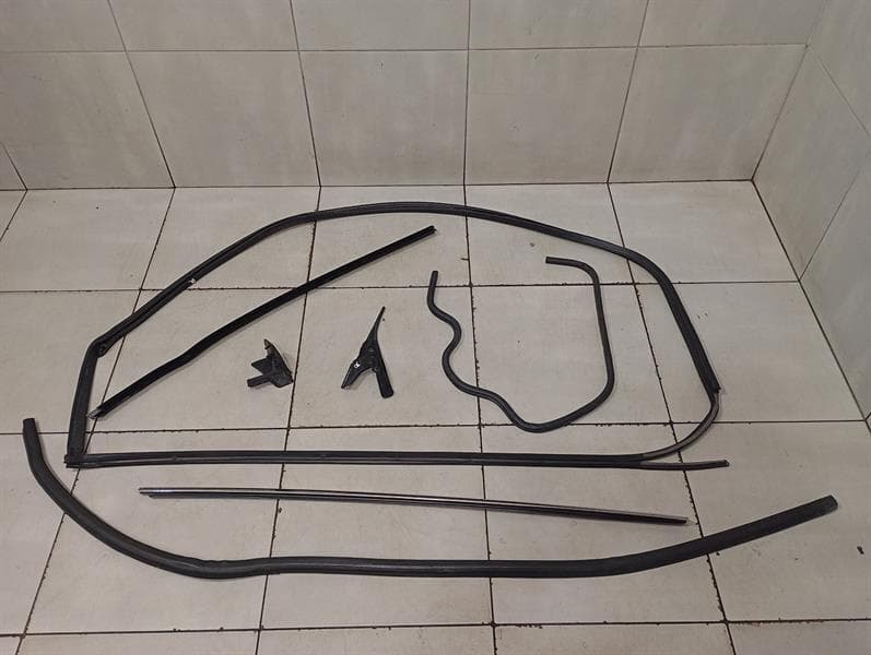 ASTON MARTIN ASTON MARTIN CURVE MK2 2011-2012 Door Seal 4G43-F20708-Bra Door Seals RH