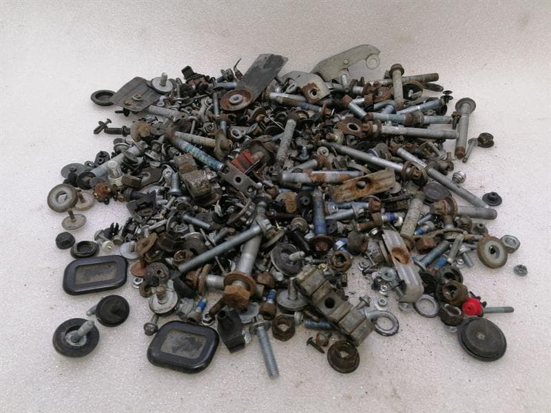 Mercedes CL600 W216 SCREENS Bolts From One Car
