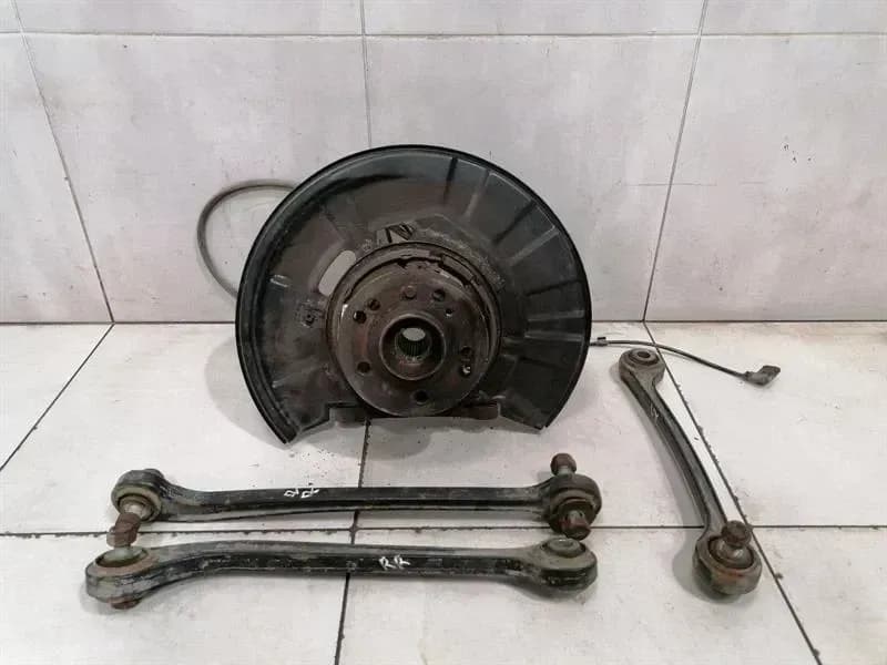 MAYBACH Maybach 57 W240 Right Rear Hub A2403501008 Wheel Bearing Housing Rear Right