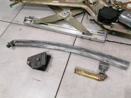 FERRARI Ferrari 550 Maranello F133 Left Front Door Winder 64742900 Window Regulator Left — thumbnail 3