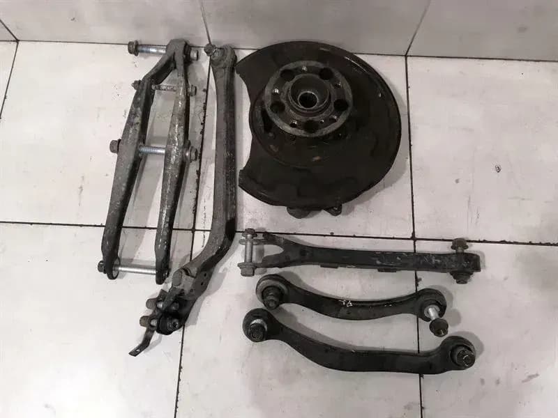 Mercedes W219 CLS55 AMG Left Rear Hub A2113504508 Wheel Bearing Housing Rear Left