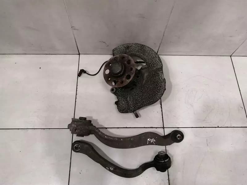 Mercedes E Class W212 E63 AMG FRH Hub A2123300220 Wheel Bearing Housing Front Right