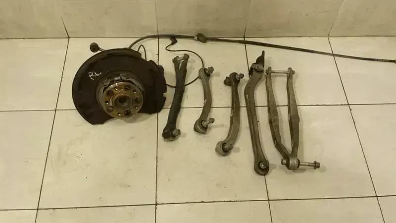 Mercedes CLS W219 Left Rear Hub A2113504508 Wheel Bearing Housing Rear Left