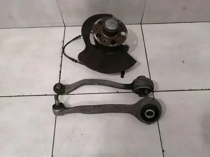 Mercedes SLK R171 SLK55 AMG FLH hub A2043320101 wheel bearing housing front left