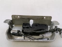 AUDI Audi R8 Type 42 V10 5.2 Spyder boot lock 4E0823509E tailgate lock — thumbnail 5