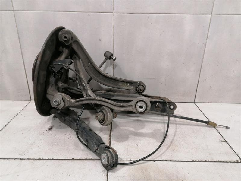 Mercedes C63 W204 Right Rear Hub A2043501441 Wheel Bearing Housing Rear Right Set