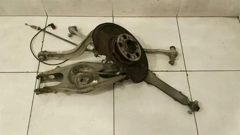 Mercedes C63 AMG W204 Right Rear Hub A2043503208 Wheel Bearing Housing Rear RE Set
