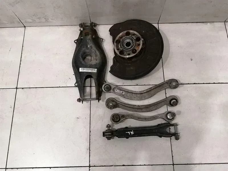 Mercedes C Class W204 AMG RLH Hub A2043503108 Wheel Bearing Housing Rear Left