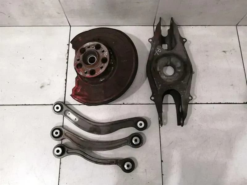 MERCEDES-BENZ Mercedes C Class W204 C63 AMG RLH Hub A2043503108 Wheel Bearing Housing Rear Left
