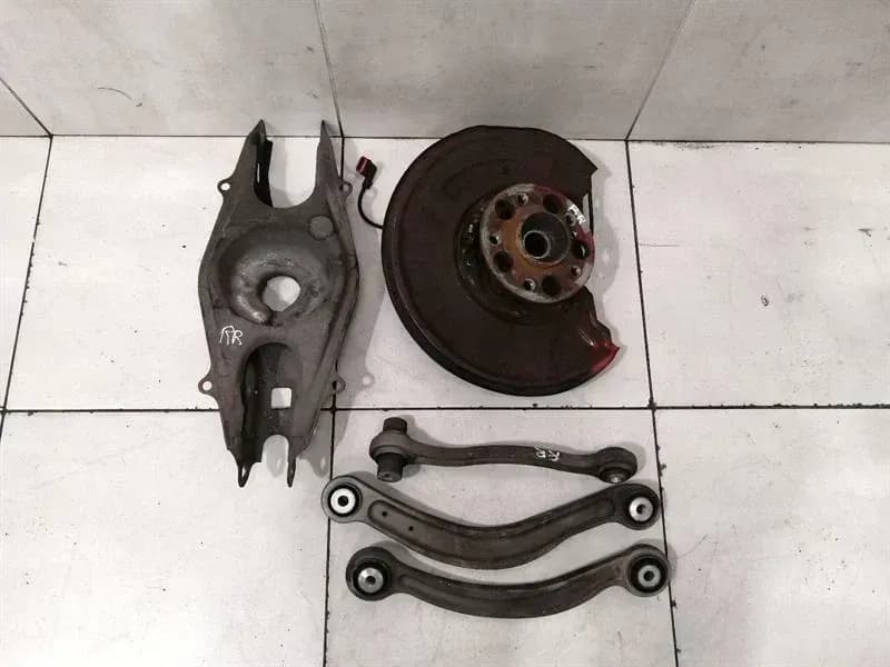 MERCEDES-BENZ Mercedes C Class W204 C63 AMG RRH Hub A2043503208 Wheel Bearing Housing Rear Right