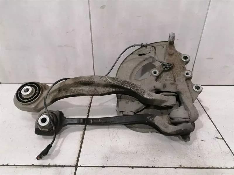 MERCEDES-BENZ Mercedes E63 W212 Right Front Hub A2123300220 Wheel Bearing Housing Front Right