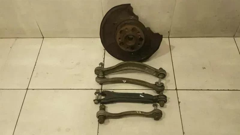 Mercedes C63 W204 Left Rear Hub A2043503108 Wheel Bearing Housing Rear Left