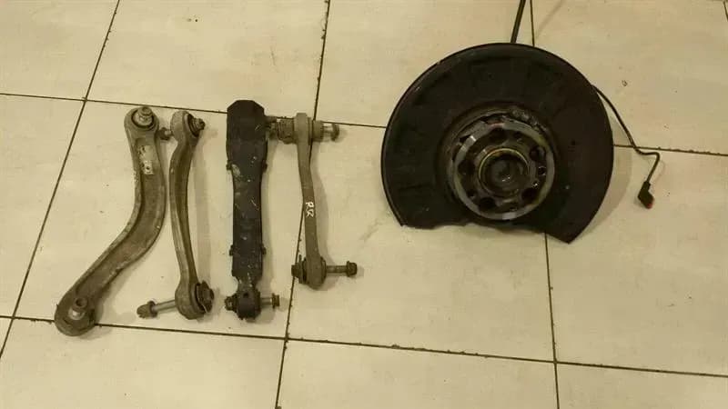 Mercedes CLS W218 Right Rear Hub A2123500241 Wheel Bearing Housing Rear Right AMG