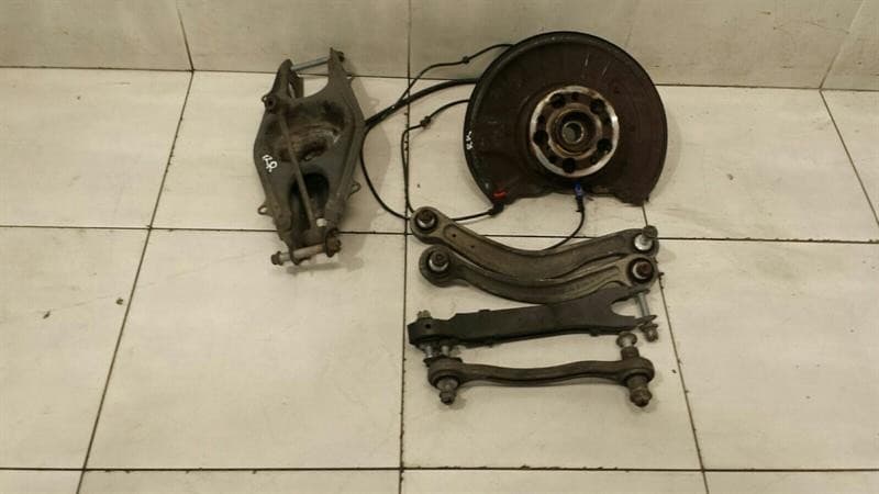 MERCEDES-BENZ Mercedes C Class W204 C63 AMG RRH Hub A2043501441 Wheel Bearing Housing Rear Right