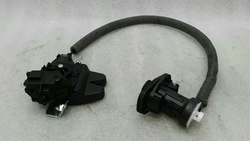 Mercedes C63 AMG W204 Boot Lock A2047500185 Tailgate Lock