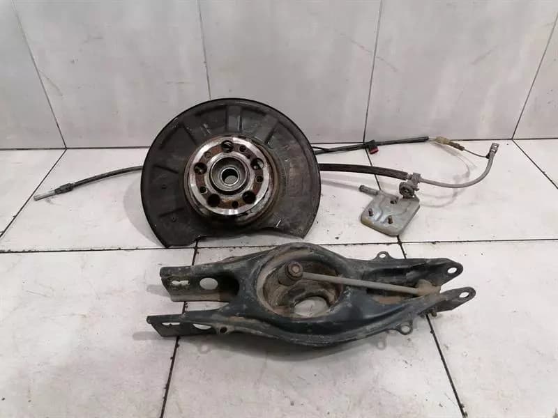 Mercedes E63 W212 Right Rear Hub A2123502208 Wheel Bearing Housing Rear Right