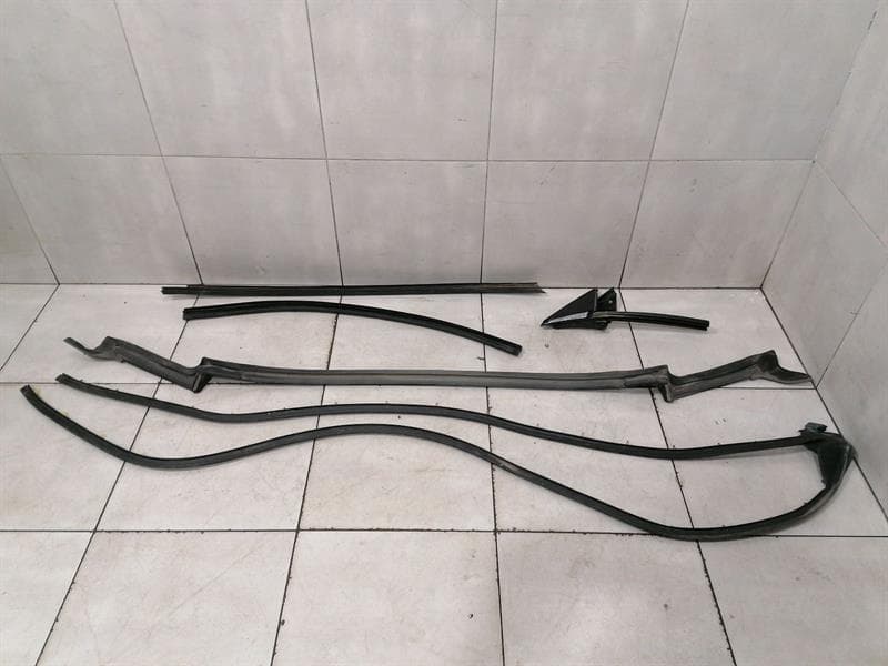 CHEVROLET Chevrolet Corvette C8 RH Door Seal 84688859 Door Seals RIGHT RIGHT