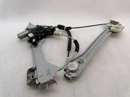 CHEVROLET Chevrolet Corvette C8 Right Front Door Winder 84773624 Front Right Window — thumbnail 1