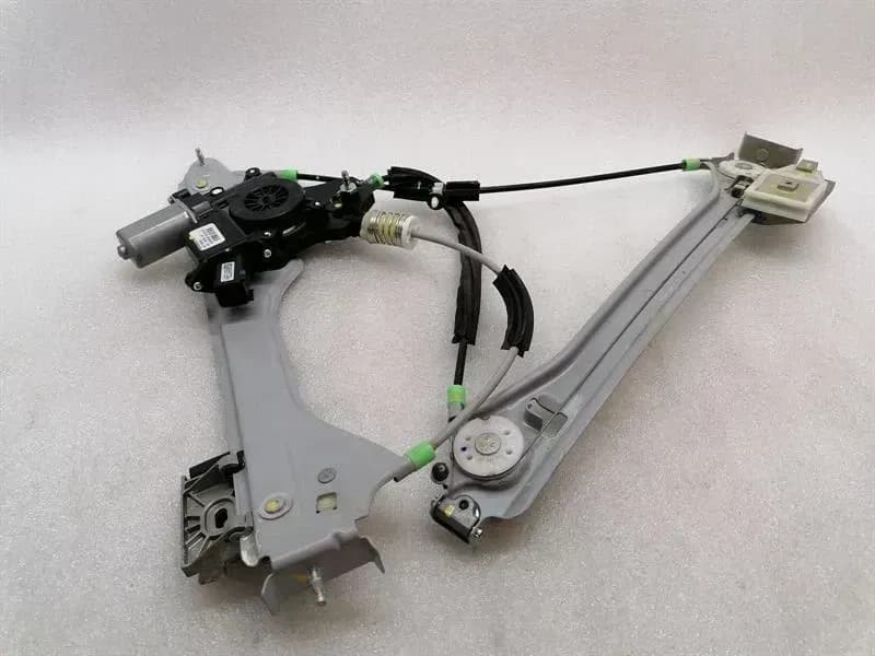 CHEVROLET Chevrolet Corvette C8 Right Front Door Winder 84773624 Front Right Window