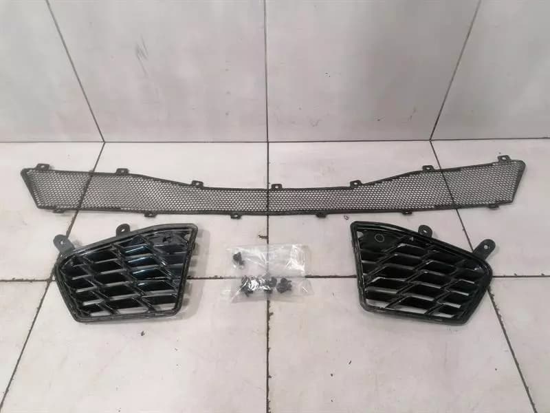 CHEVROLET Chevrolet Corvette C8 Rear Bumper Moulding 23359052 Bumper Rear Strip