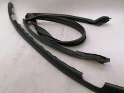 CHEVROLET Chevrolet Corvette C7 Windshield Seal 84367842 Windshield Gasket — thumbnail 2