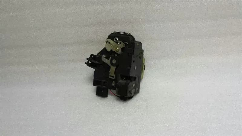 AUDI Audi S6 C5 RHD Front Right Door Lock 4B2837016A Right Handlebar
