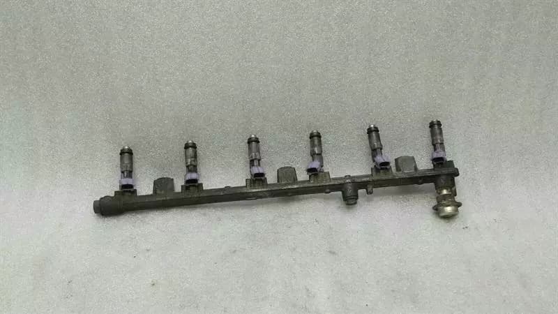 LEXUS XUS IS200 Fuel Rail 23270-73010 Injection Strip Distributor Injector Complete