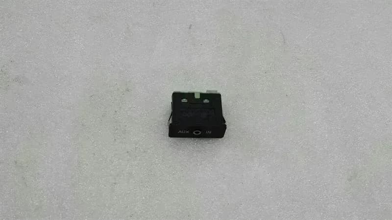 BMW BMW 5 Series E60 E61 E70 E71E90 E91 E93 AUX IN Input 6986791 Audio Jack Single