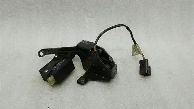 BMW BMW 5 Series E39 Tailgate Window Actuator 8384069 Lock Latch Rear Window
