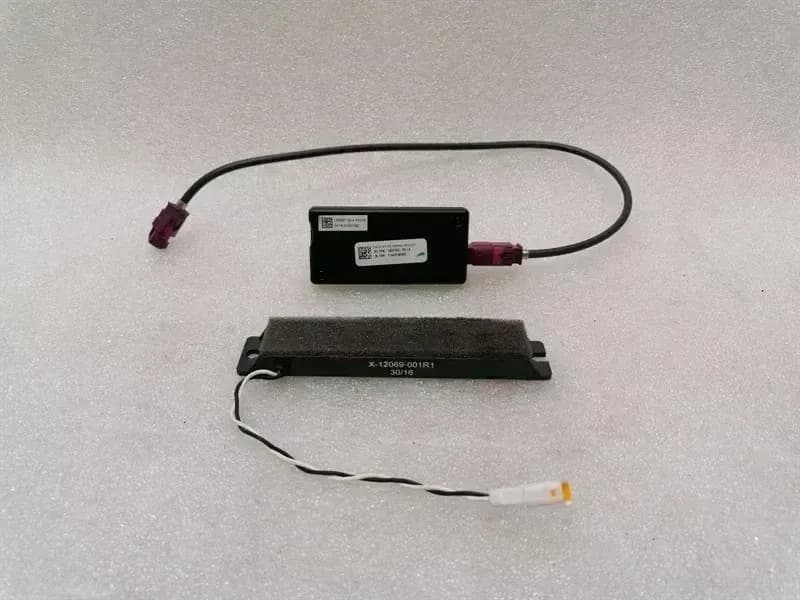 TESLA Tesla Model S 90D Aerial / Antenna 1037353-00-A Antenna X-12069-001R1
