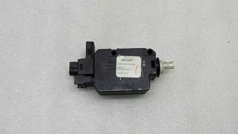 JAGUAR JAGUAR XJ X350 X358 Fuel Cap Actuator C2C4240 Fuel Flap Actuator