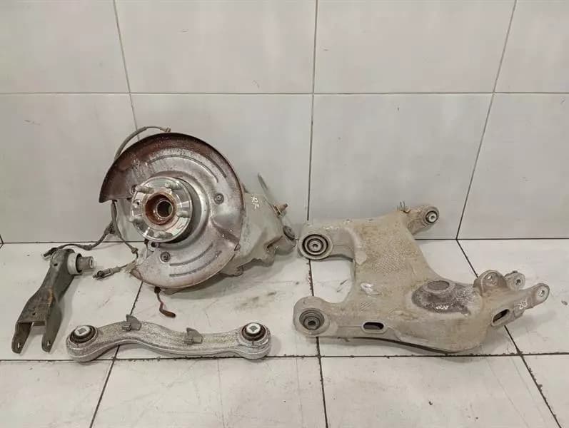JAGUAR Jaguar i-PACE X590 EV400 Right Rear Hub T4K9597 Wheel Bearing Housing Rear Right