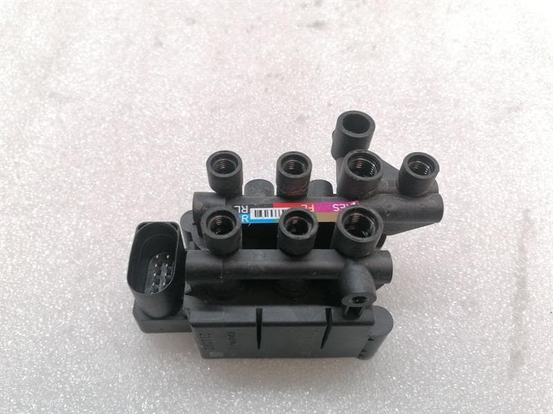 PORSCHE Porsche Taycan 9J Air Suspension Valve 971616013C Valve Block