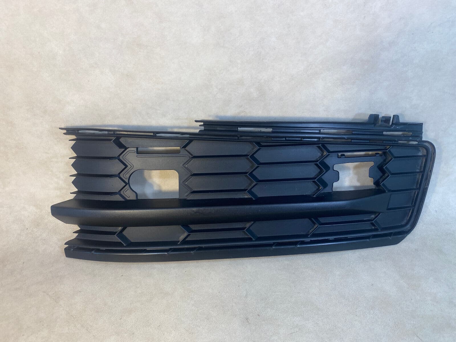 SKODA SKODA KODIAQ BUMPER GRILLE FRONT RIGHT 565807368