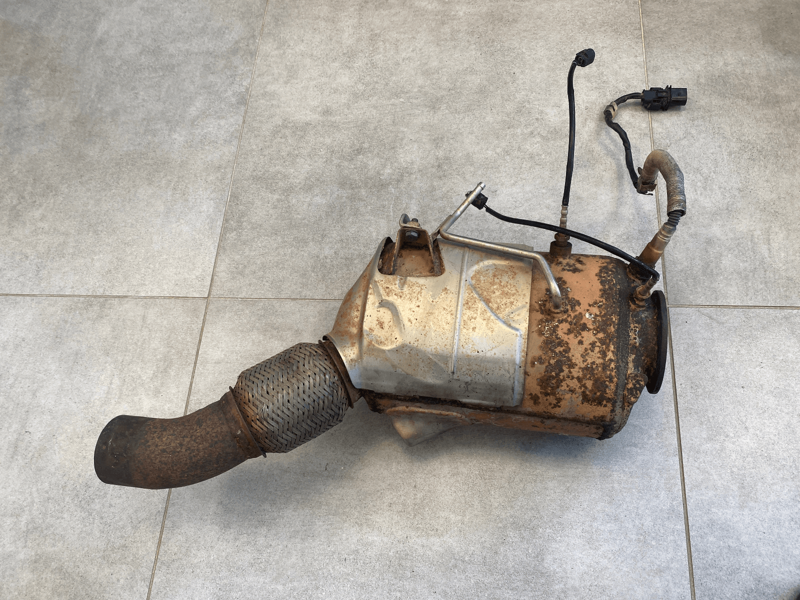 GENUINE BMW X5 E70 X6 E71 AT-Diesel particulate filter housing 18308508523