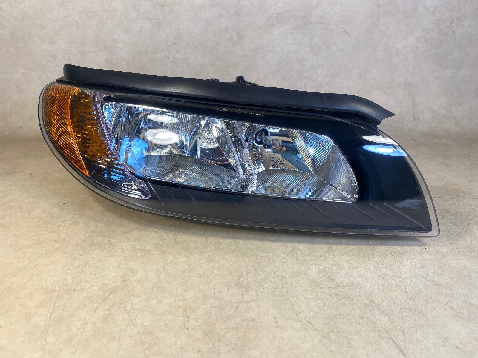 VOLVO VOLVO S80 XC70 V70 Front Right Headlight Assembly Halogen 31420140