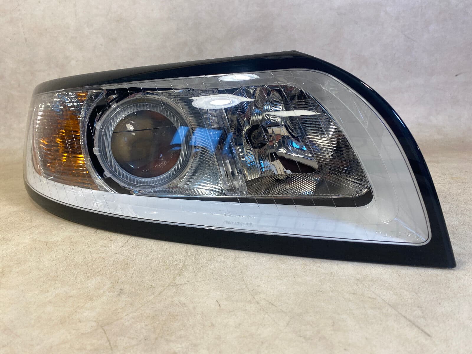 VOLVO GENUINE VOLVO S40 V50 RIGHT HALOGEN HEADLIGHT 31299584 / 31265695 / 2681349