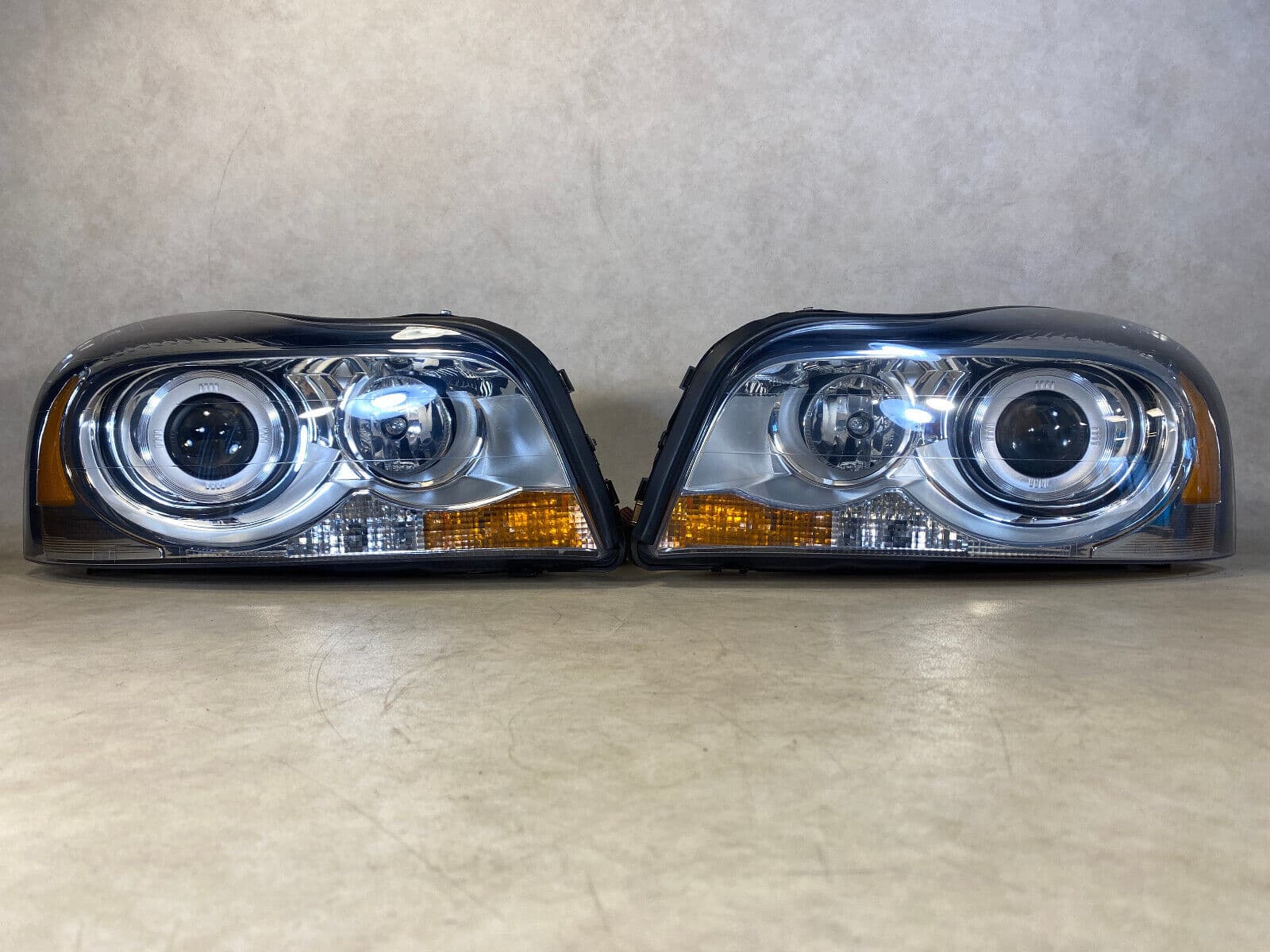 VOLVO Volvo XC90 GENUINE Xenon Dynamic Headlight lamp SET LH & RH LHD 08-11