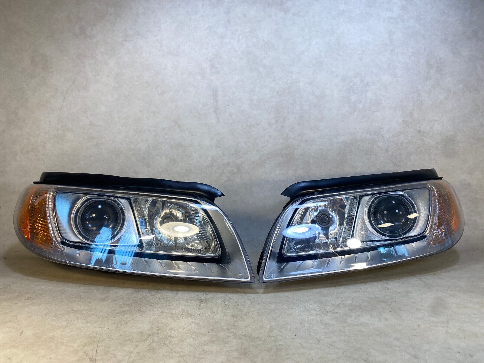 VOLVO VOLVO S80 V70 XC70 GENUINE ZKW Xenon Headlight Lamp SET LH & RH LHD 07-14 Year