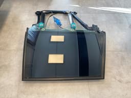 VW VW Touareg GENUINE Right Rear Window Lift With Glass 7L0839462D — thumbnail 3
