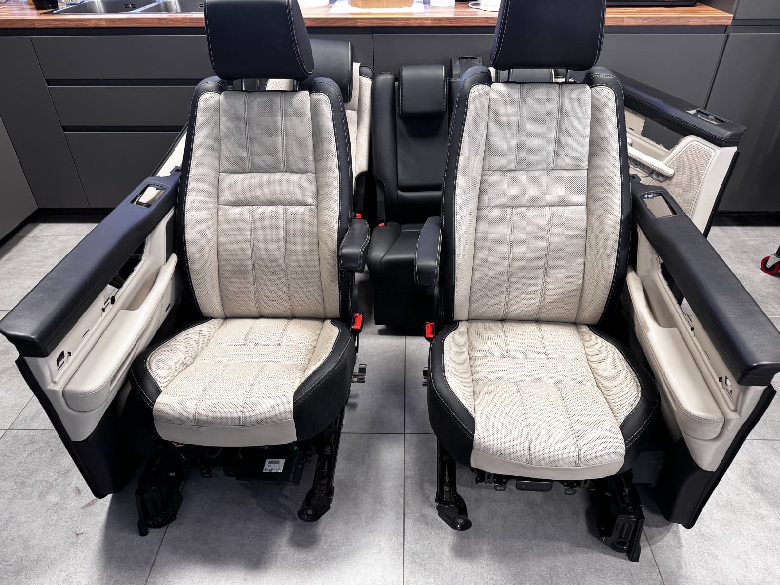 LAND ROVER Land Rover Range Rover Sport L320 Leather salon Seats door trims EBONY IVORY RHD