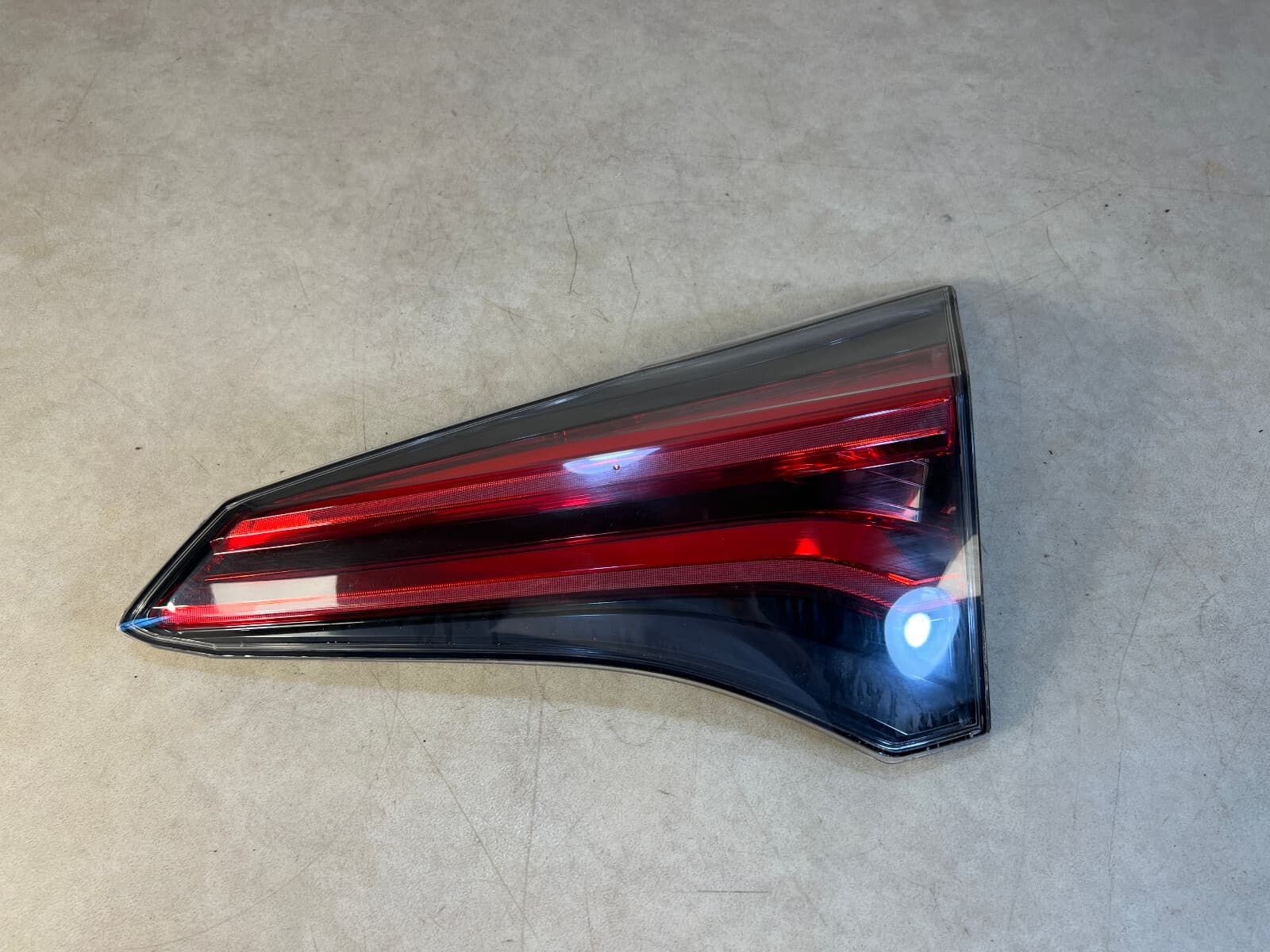 TOYOTA GENUINE TOYOTA RAV4 RH REAR RIGHT INNER SIDE TAIL LIGHT 81580-42030 LHD EUR SPEC