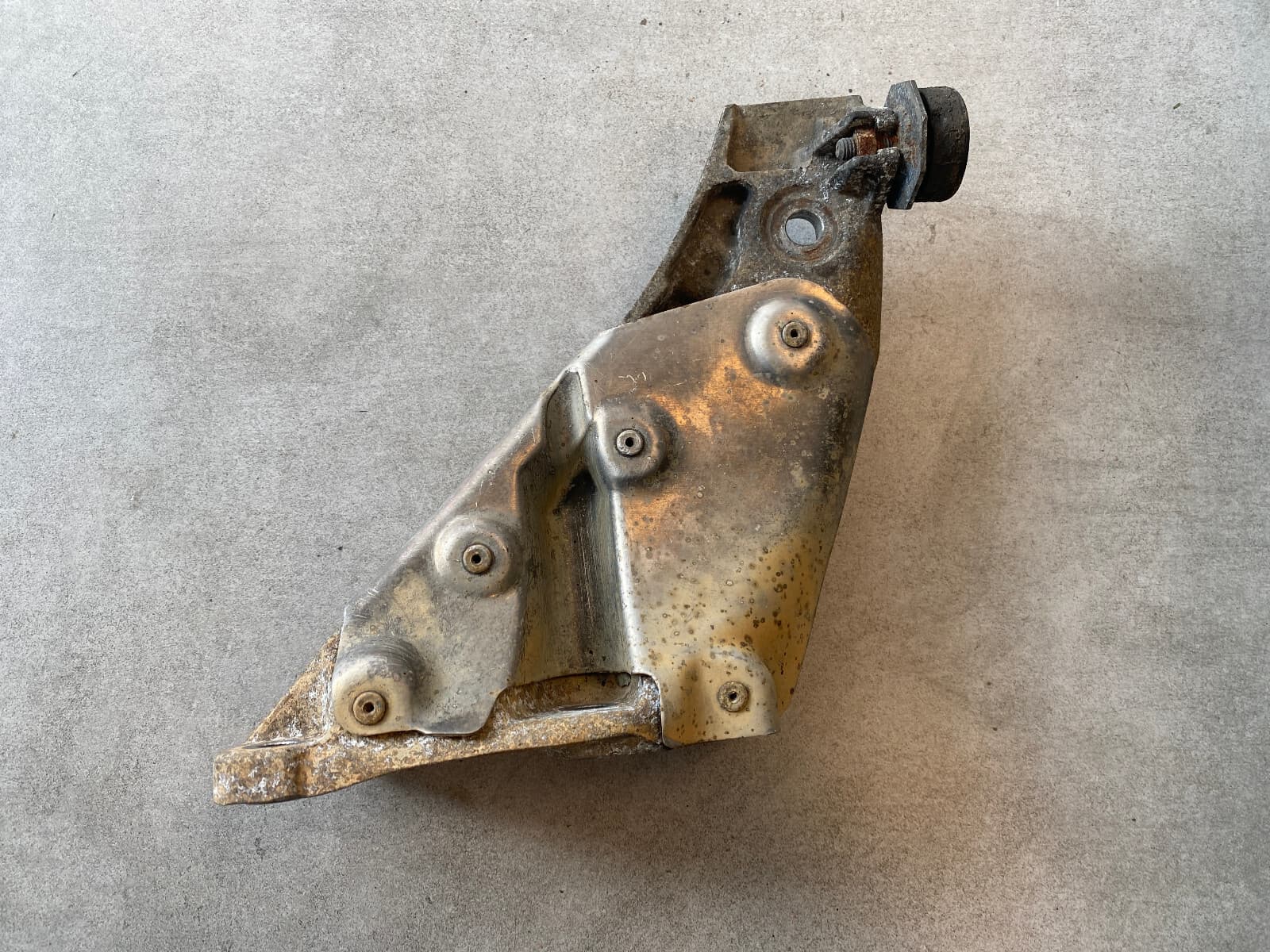 GENUINE BMW X5 E70 Right Side Engine Bracket 22116772680