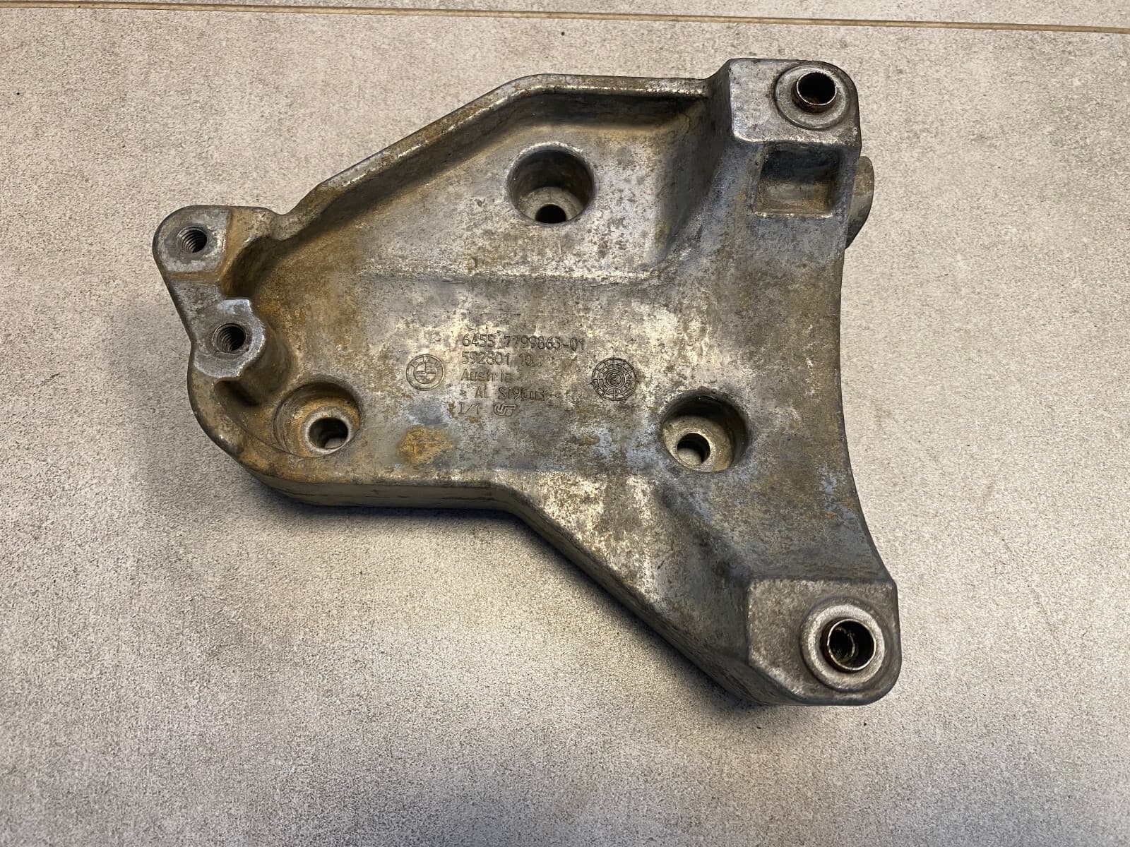 GENUINE BMW X5 E70 X6 E71 Bracket, a/c compressor 64557799863