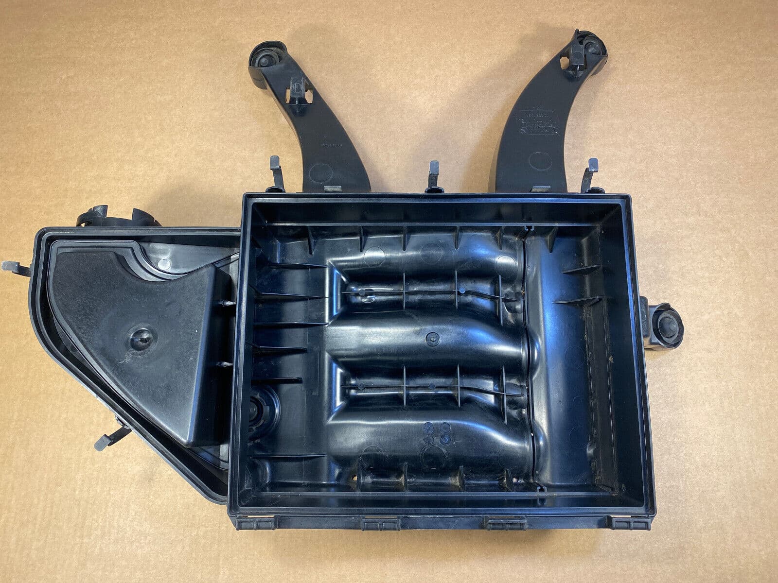 BMW BMW E70 X5 X6 E71 Intake Air filter housing bottom 13717798340