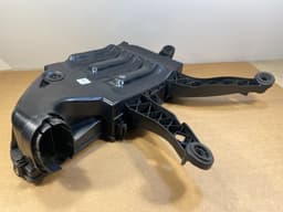 BMW BMW E70 X5 X6 E71 Intake Air filter housing bottom 13717798340 — thumbnail 4