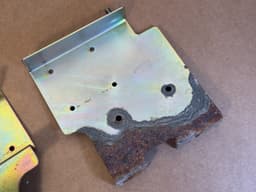MERCEDES-BENZ Mercedes G W463 Genuine HOLDERS BRACKETS MOUNTING FOR CD CHANGER — thumbnail 4